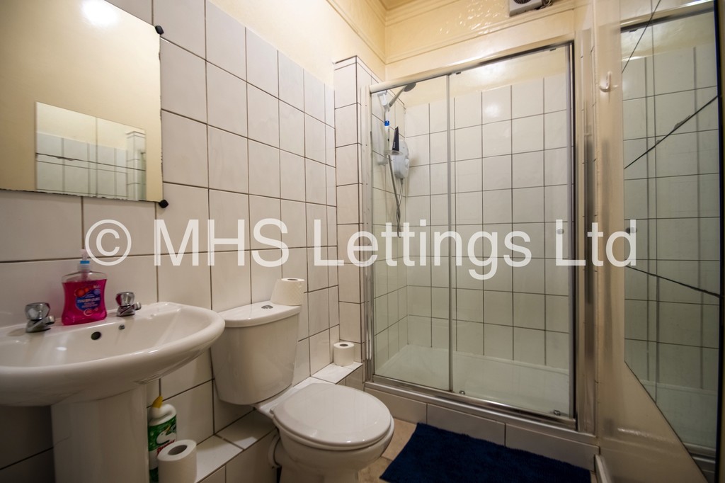 Photo of 8 Bedroom Mid Terraced House in 133 Hyde Park Road, Leeds, LS6 1AJ