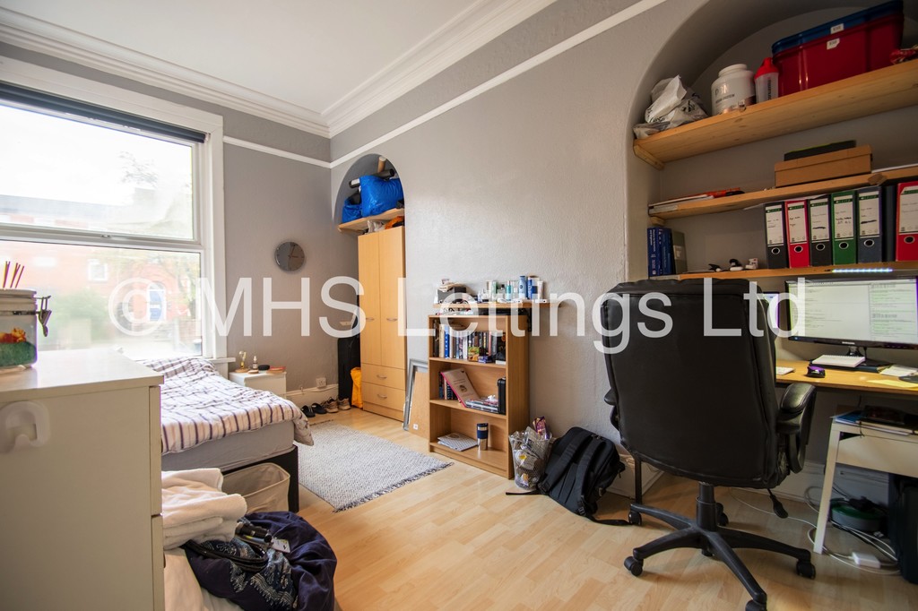 Photo of 8 Bedroom Mid Terraced House in 133 Hyde Park Road, Leeds, LS6 1AJ