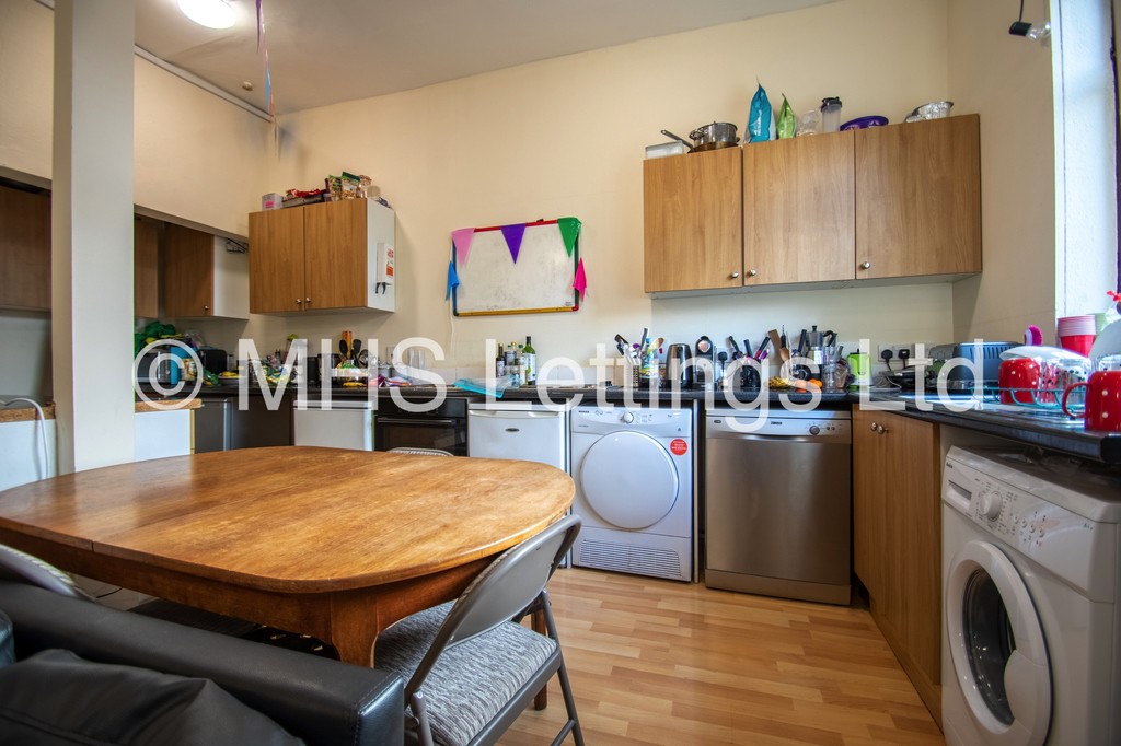 Photo of 8 Bedroom Mid Terraced House in 133 Hyde Park Road, Leeds, LS6 1AJ