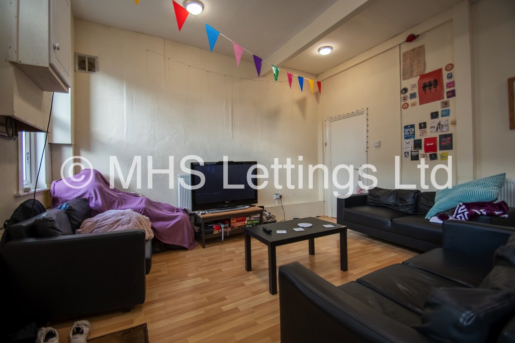 Photo of 8 Bedroom Mid Terraced House in 133 Hyde Park Road, Leeds, LS6 1AJ