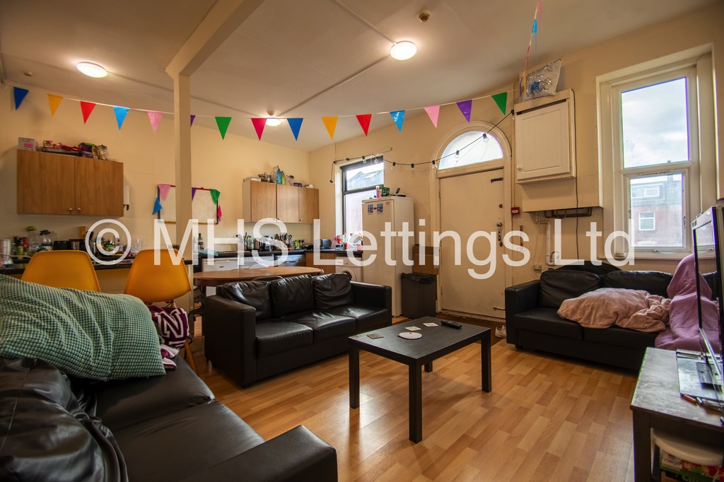 Photo of 8 Bedroom Mid Terraced House in 133 Hyde Park Road, Leeds, LS6 1AJ