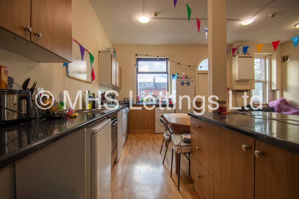Photo of 8 Bedroom Mid Terraced House in 133 Hyde Park Road, Leeds, LS6 1AJ