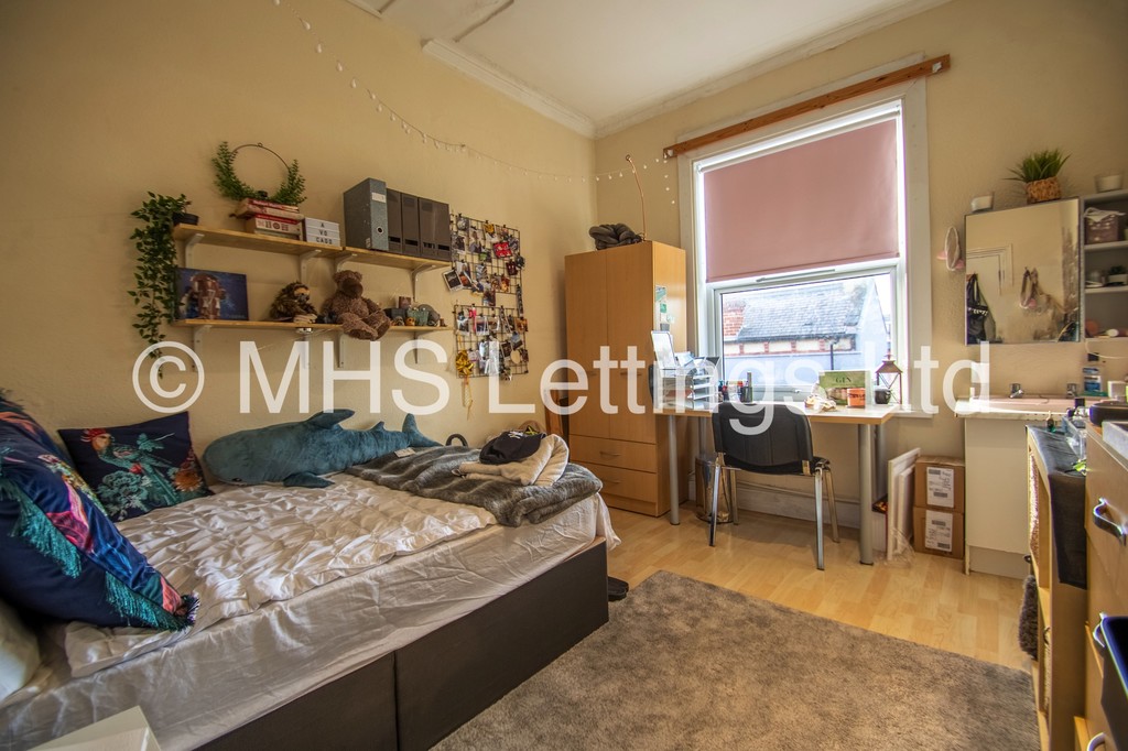 Photo of 8 Bedroom Mid Terraced House in 133 Hyde Park Road, Leeds, LS6 1AJ