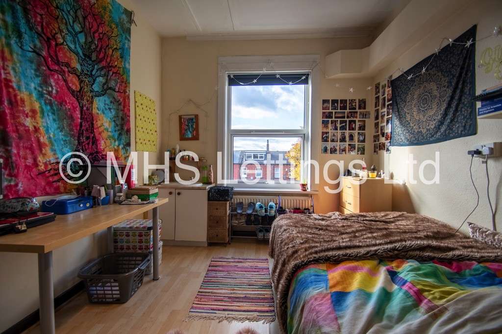 Photo of 8 Bedroom Mid Terraced House in 133 Hyde Park Road, Leeds, LS6 1AJ