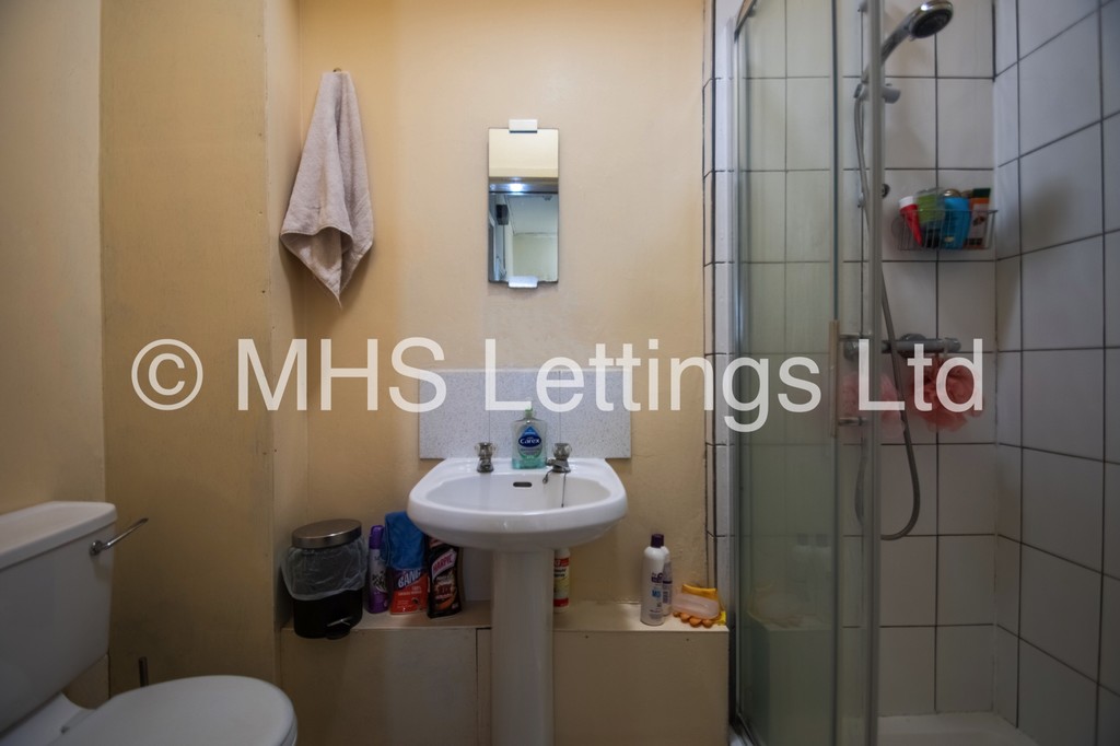 Photo of 8 Bedroom Mid Terraced House in 133 Hyde Park Road, Leeds, LS6 1AJ