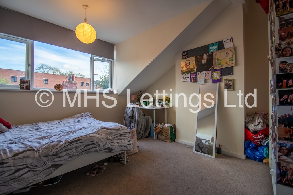 Photo of 5 Bedroom Mid Terraced House in 10 Village Place, Leeds, LS4 2NT