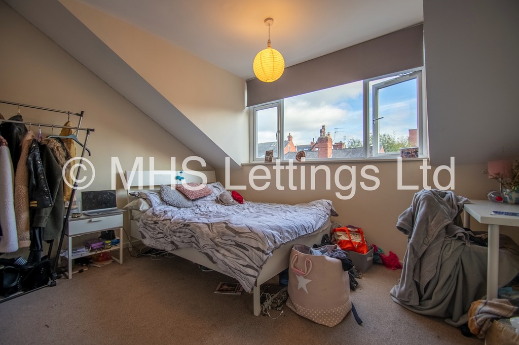 Photo of 5 Bedroom Mid Terraced House in 10 Village Place, Leeds, LS4 2NT