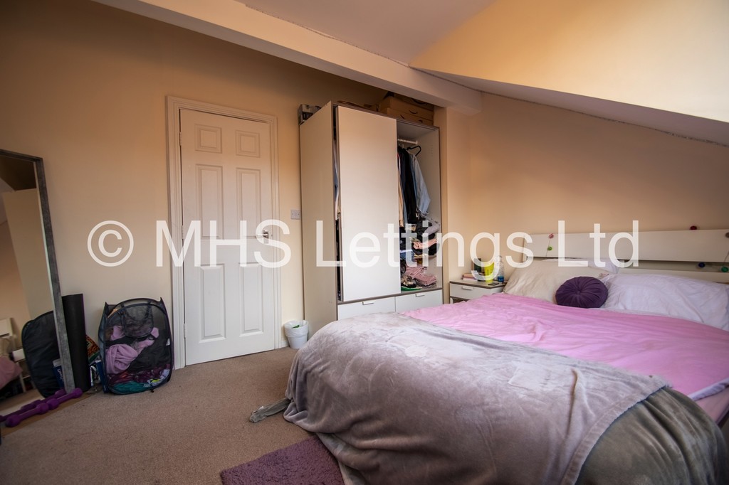 Photo of 5 Bedroom Mid Terraced House in 10 Village Place, Leeds, LS4 2NT