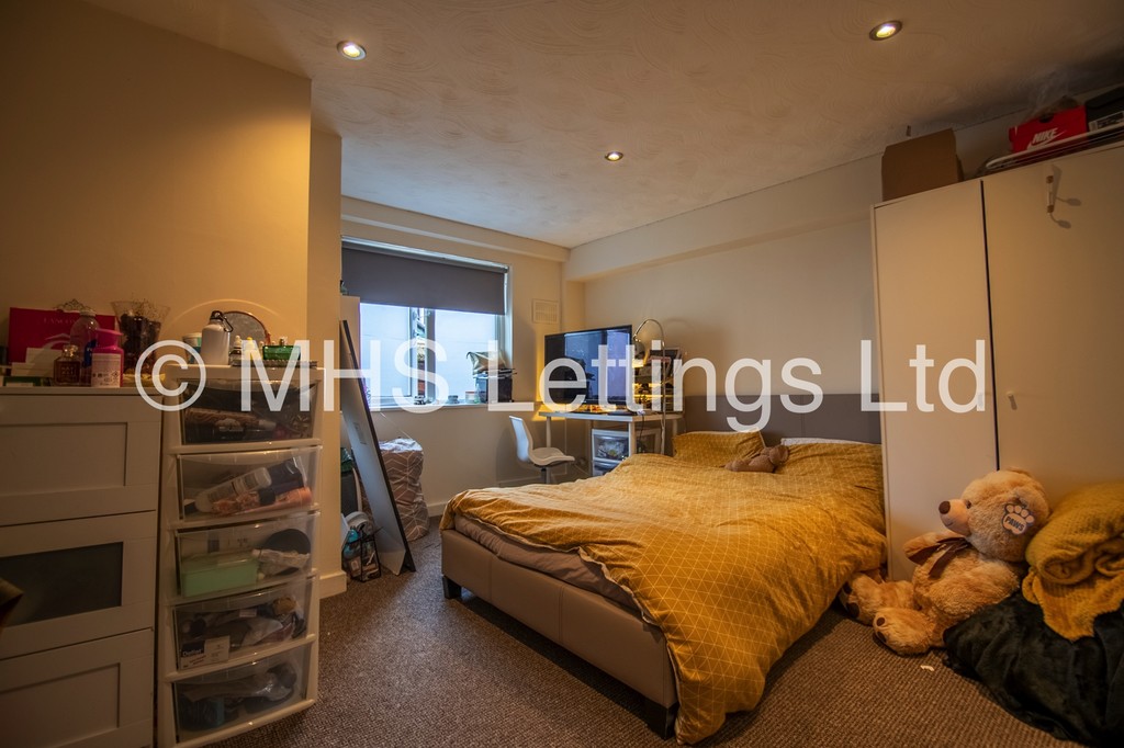 Photo of 5 Bedroom Mid Terraced House in 10 Village Place, Leeds, LS4 2NT