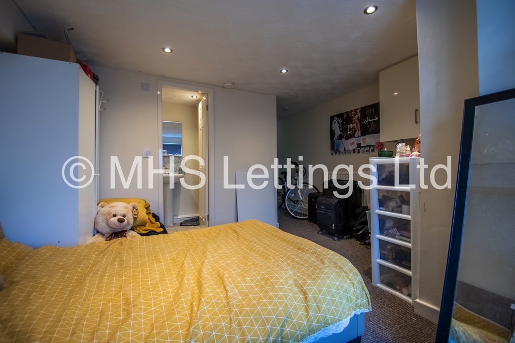 Photo of 5 Bedroom Mid Terraced House in 10 Village Place, Leeds, LS4 2NT