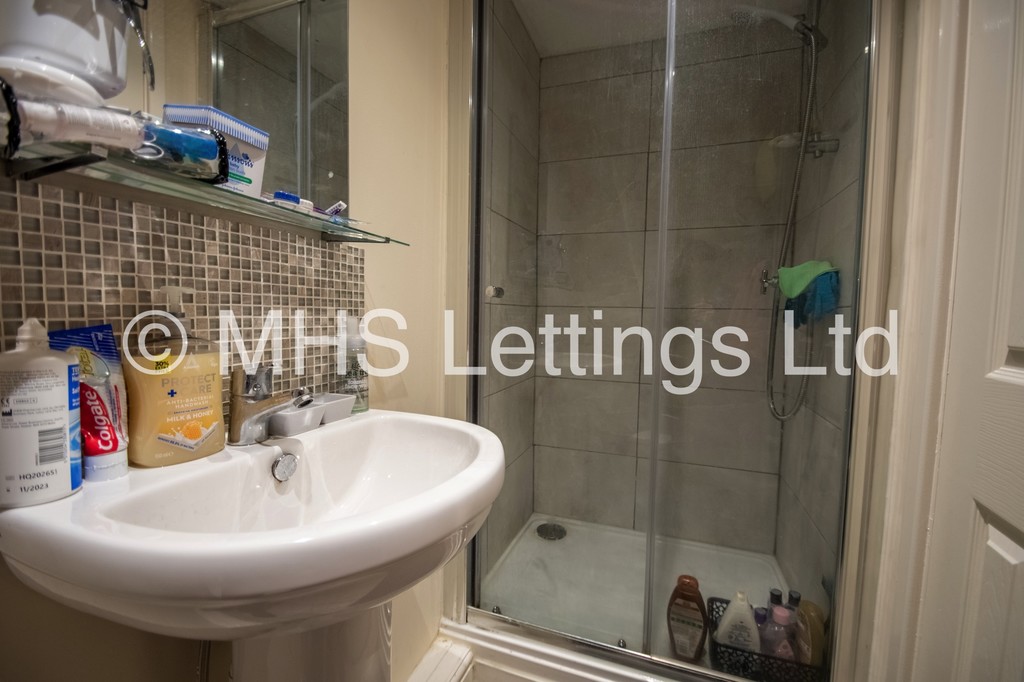 Photo of 5 Bedroom Mid Terraced House in 10 Village Place, Leeds, LS4 2NT