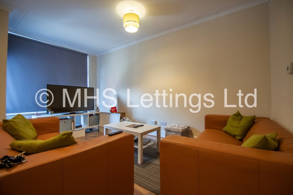 Photo of 5 Bedroom Mid Terraced House in 10 Village Place, Leeds, LS4 2NT