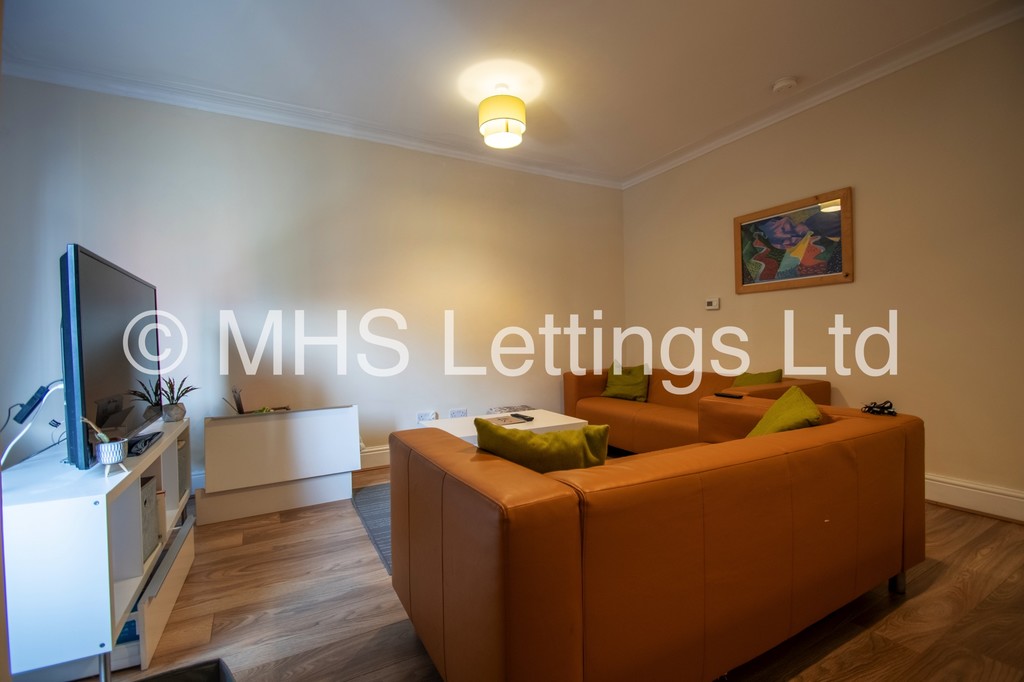 Photo of 5 Bedroom Mid Terraced House in 10 Village Place, Leeds, LS4 2NT