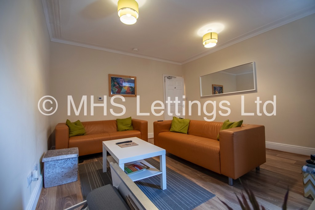 Photo of 5 Bedroom Mid Terraced House in 10 Village Place, Leeds, LS4 2NT