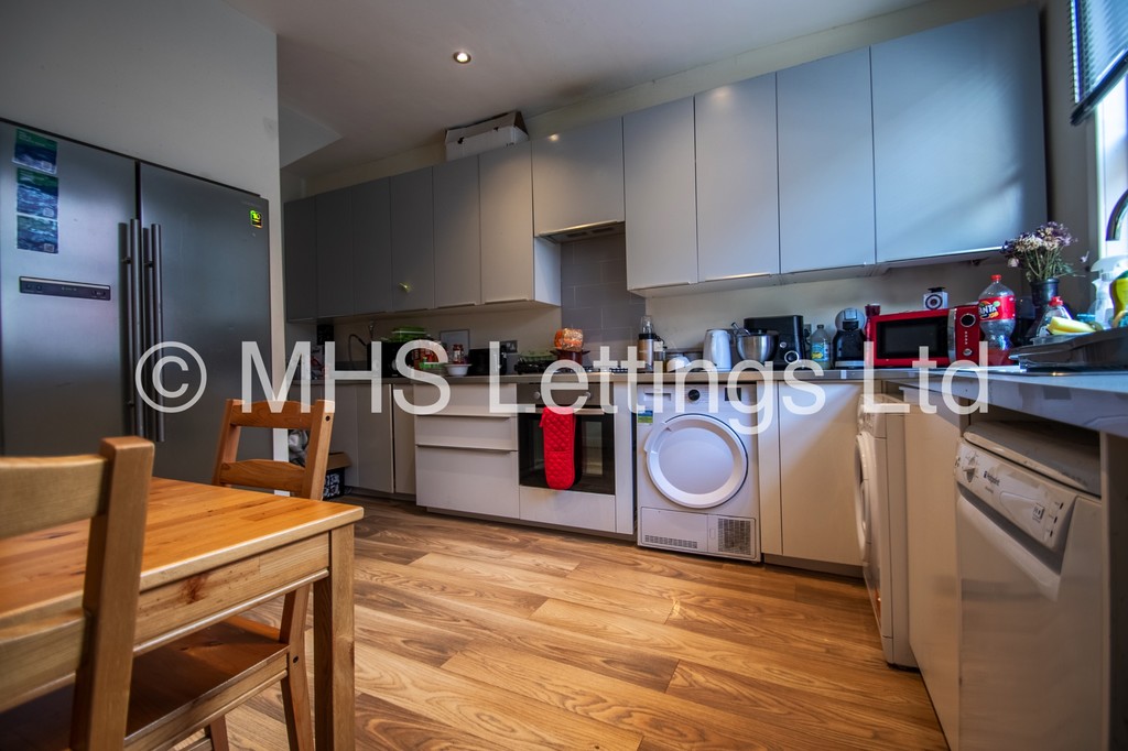 Photo of 5 Bedroom Mid Terraced House in 10 Village Place, Leeds, LS4 2NT