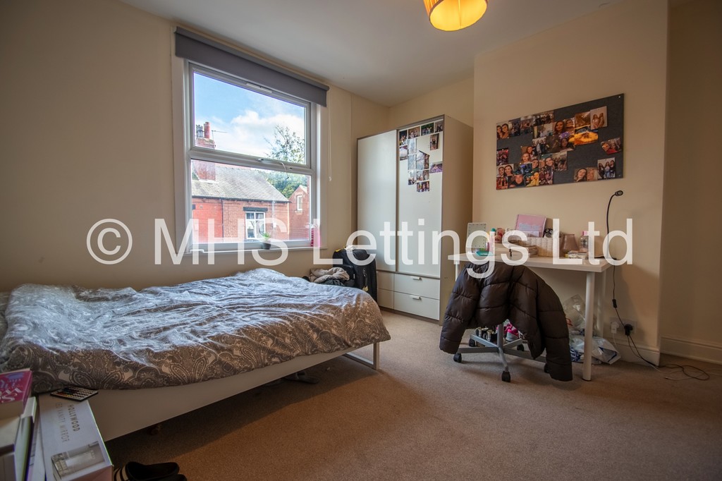 Photo of 5 Bedroom Mid Terraced House in 10 Village Place, Leeds, LS4 2NT