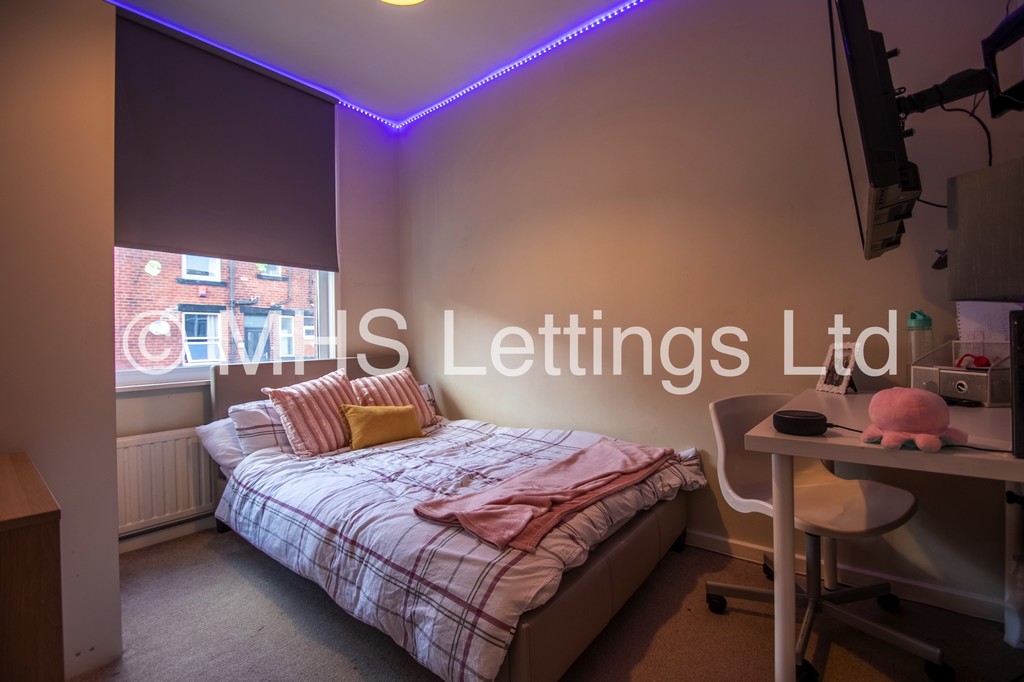 Photo of 5 Bedroom Mid Terraced House in 10 Village Place, Leeds, LS4 2NT