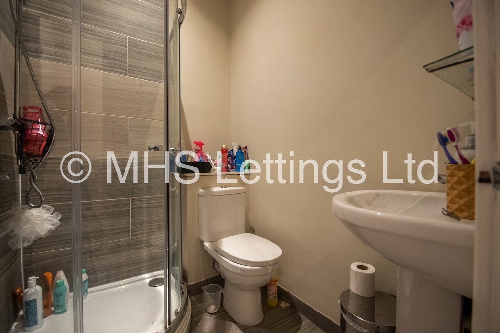 Photo of 5 Bedroom Mid Terraced House in 10 Village Place, Leeds, LS4 2NT