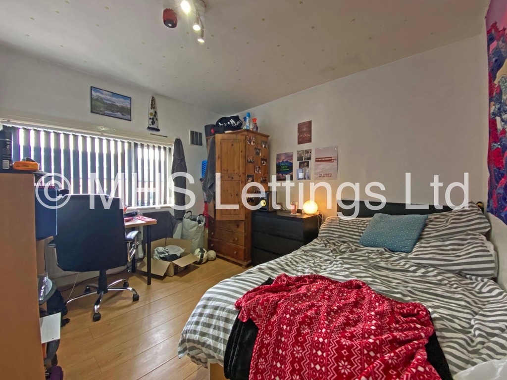 Photo of 6 Bedroom End Terraced House in 3 Mayville Road, Leeds, LS6 1NF