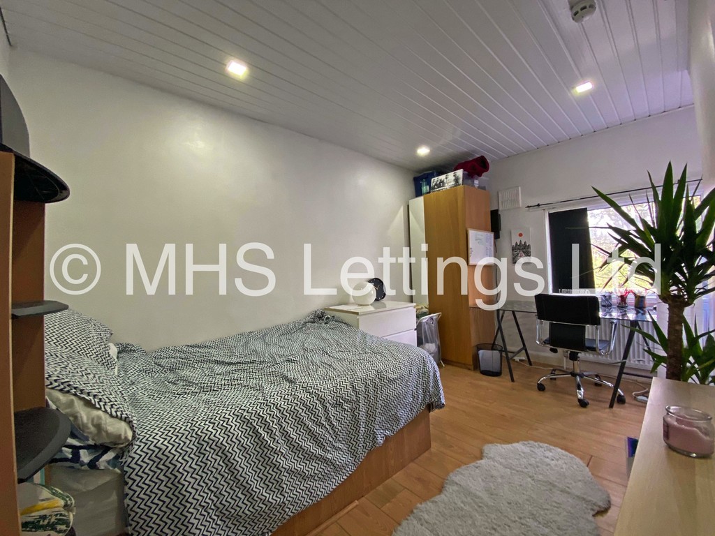 Photo of 6 Bedroom End Terraced House in 3 Mayville Road, Leeds, LS6 1NF