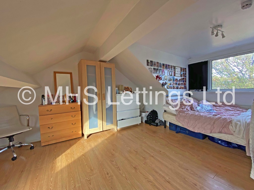 Photo of 6 Bedroom End Terraced House in 3 Mayville Road, Leeds, LS6 1NF