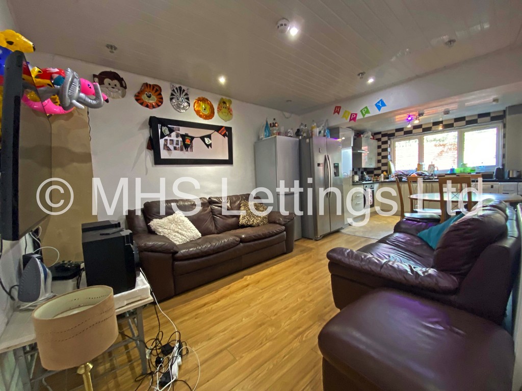 Photo of 6 Bedroom End Terraced House in 3 Mayville Road, Leeds, LS6 1NF