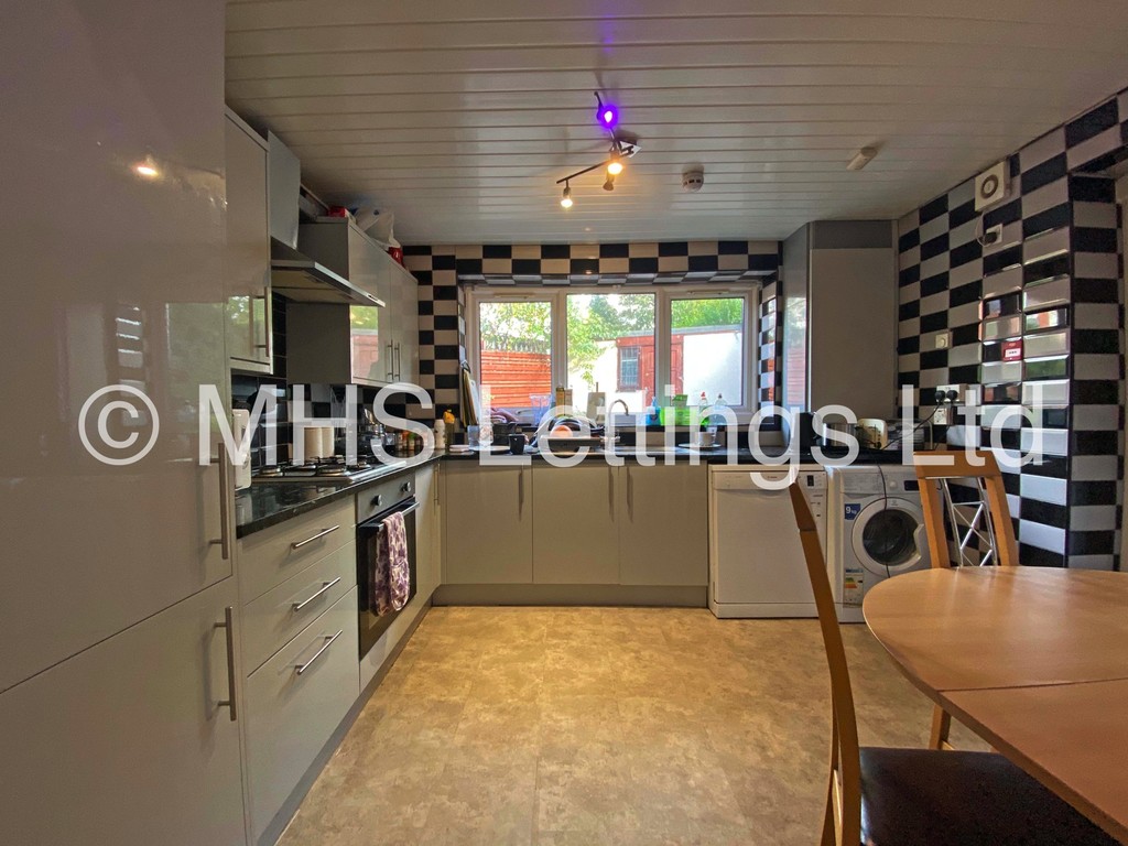 Photo of 6 Bedroom End Terraced House in 3 Mayville Road, Leeds, LS6 1NF