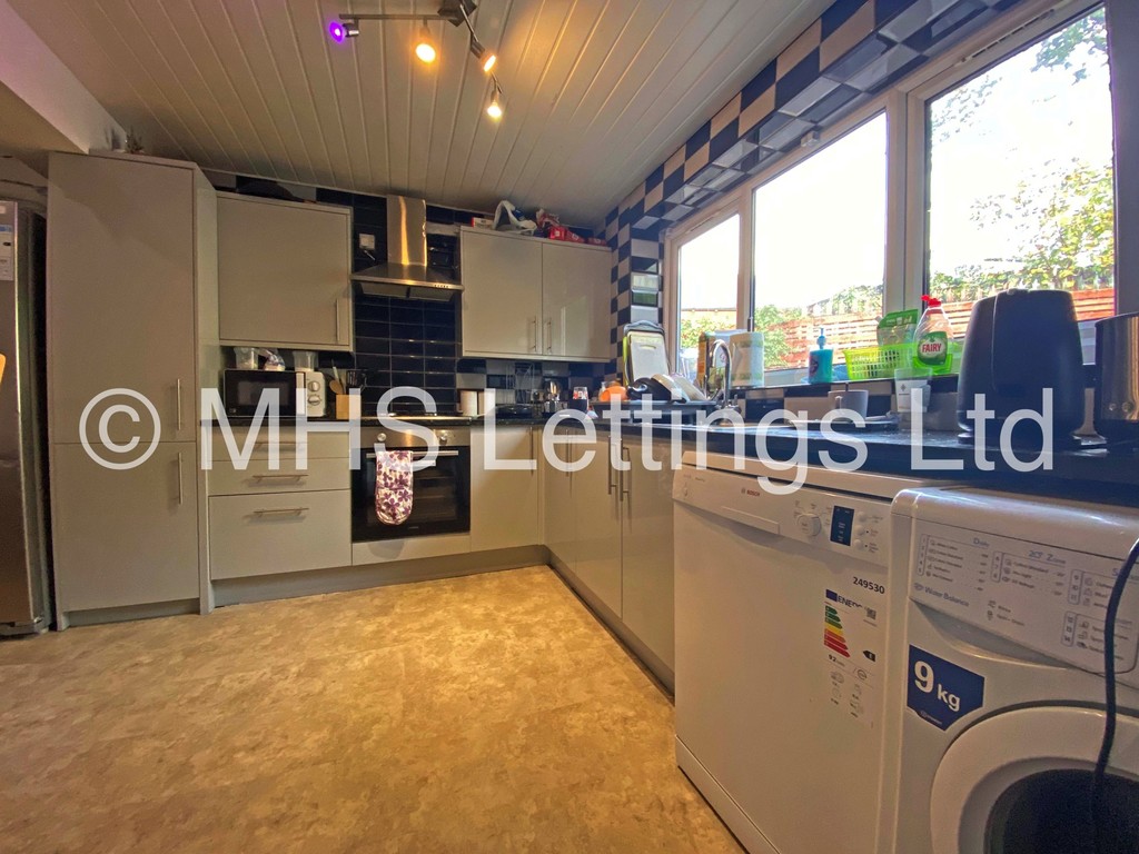 Photo of 6 Bedroom End Terraced House in 3 Mayville Road, Leeds, LS6 1NF