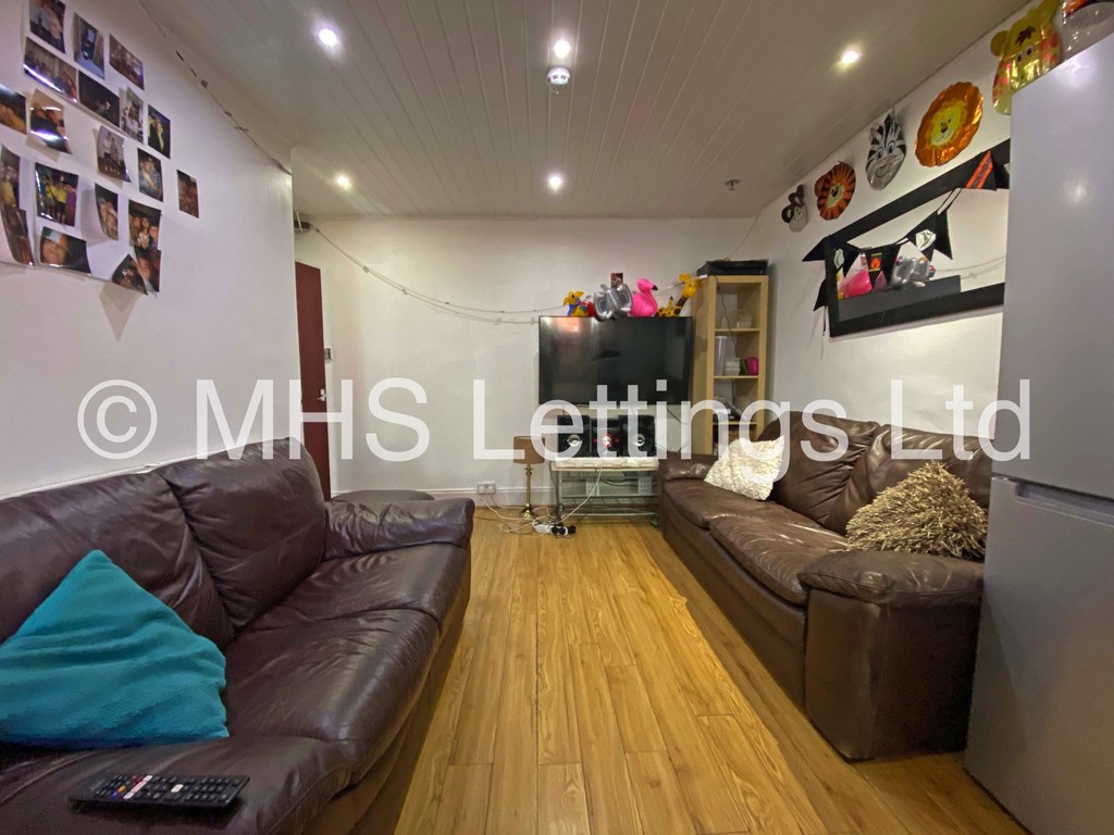 Photo of 6 Bedroom End Terraced House in 3 Mayville Road, Leeds, LS6 1NF