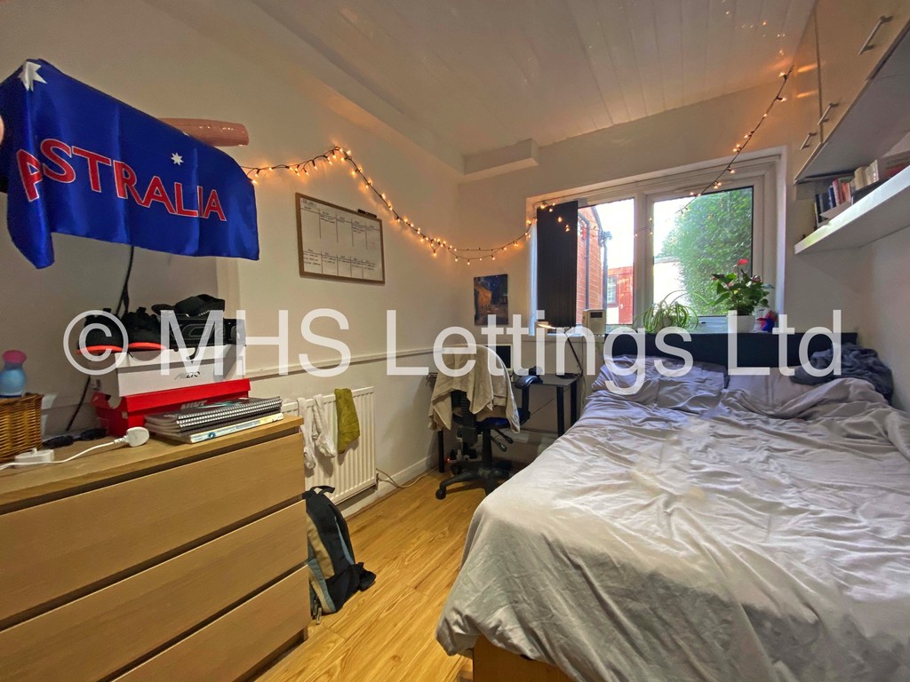 Photo of 6 Bedroom End Terraced House in 3 Mayville Road, Leeds, LS6 1NF