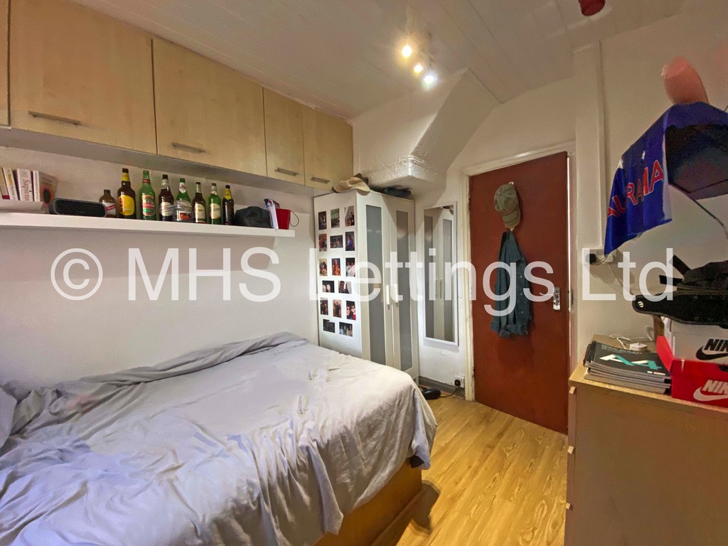 Photo of 6 Bedroom End Terraced House in 3 Mayville Road, Leeds, LS6 1NF