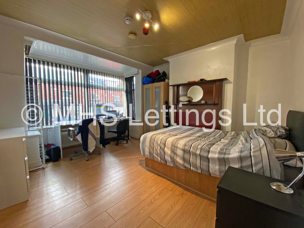 Photo of 6 Bedroom End Terraced House in 3 Mayville Road, Leeds, LS6 1NF