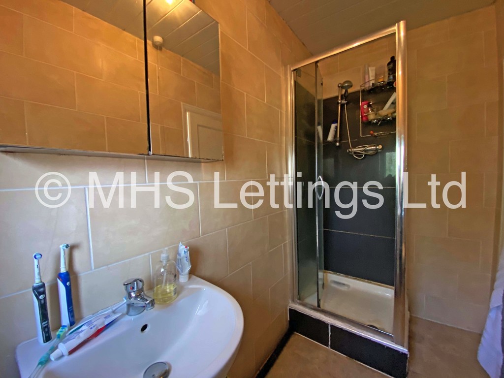 Photo of 6 Bedroom End Terraced House in 3 Mayville Road, Leeds, LS6 1NF