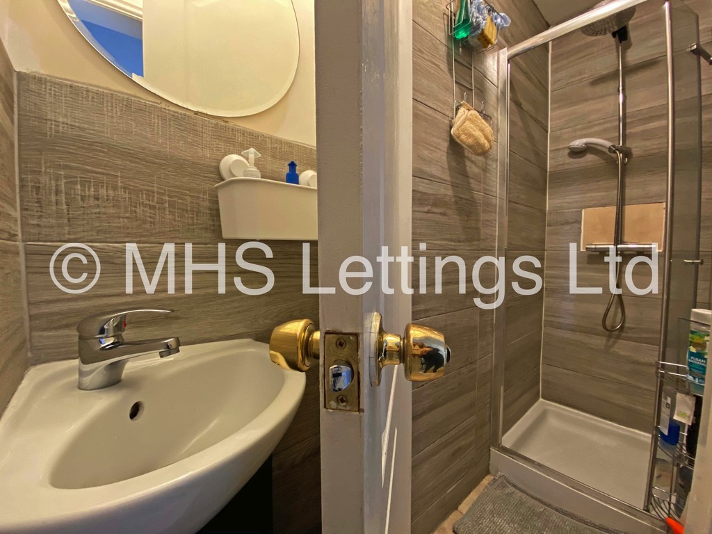 Photo of 6 Bedroom End Terraced House in 3 Mayville Road, Leeds, LS6 1NF