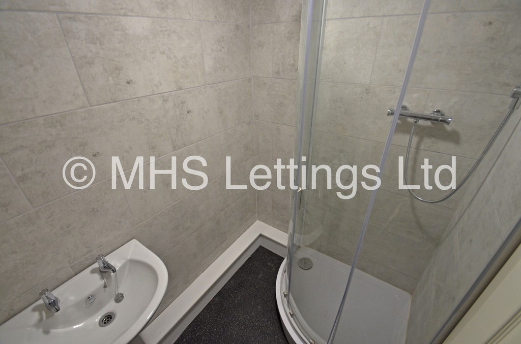 Photo of 6 Bedroom Mid Terraced House in 217 Woodhouse Street, Leeds, LS6 2NY