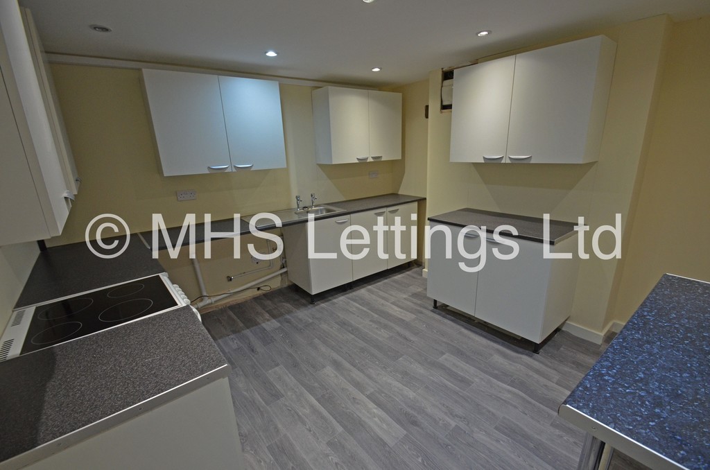 Photo of 6 Bedroom Mid Terraced House in 217 Woodhouse Street, Leeds, LS6 2NY