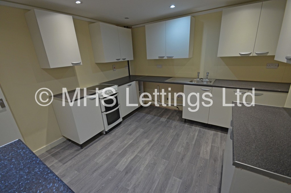 Photo of 6 Bedroom Mid Terraced House in 217 Woodhouse Street, Leeds, LS6 2NY
