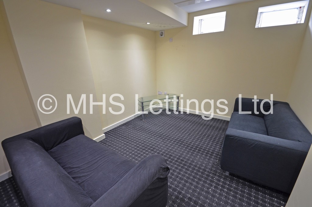 Photo of 6 Bedroom Mid Terraced House in 217 Woodhouse Street, Leeds, LS6 2NY