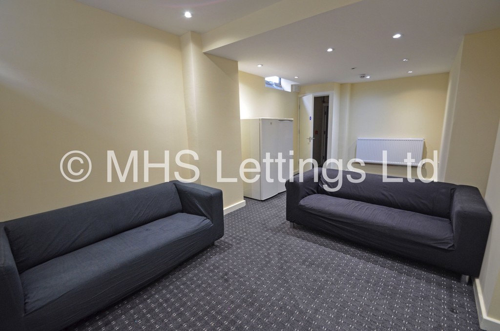 Photo of 6 Bedroom Mid Terraced House in 217 Woodhouse Street, Leeds, LS6 2NY