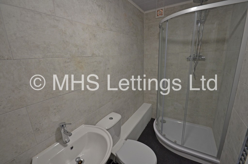 Photo of 6 Bedroom Mid Terraced House in 217 Woodhouse Street, Leeds, LS6 2NY