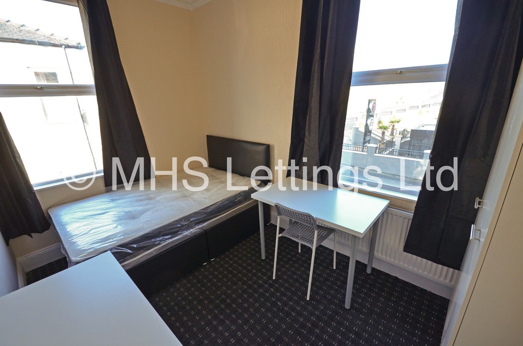 Photo of 6 Bedroom Mid Terraced House in 217 Woodhouse Street, Leeds, LS6 2NY