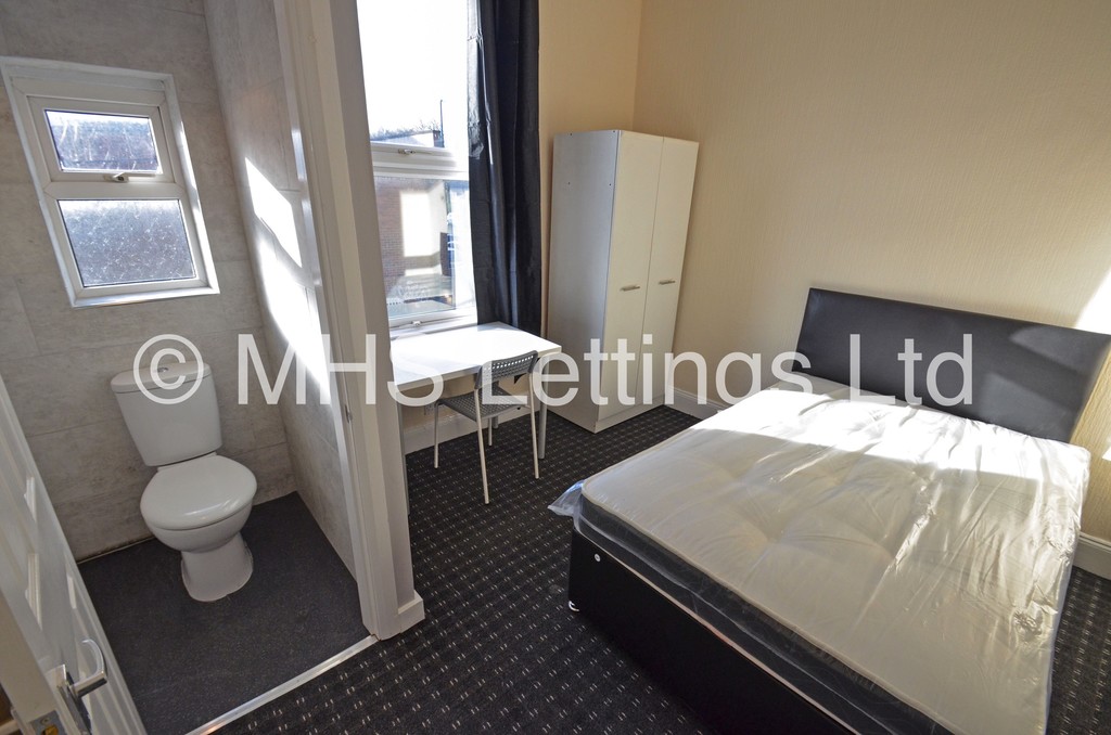 Photo of 6 Bedroom Mid Terraced House in 217 Woodhouse Street, Leeds, LS6 2NY