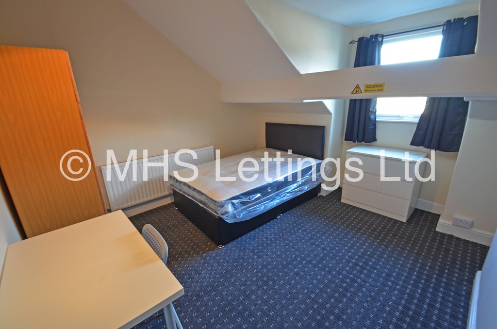 Photo of 6 Bedroom Mid Terraced House in 217 Woodhouse Street, Leeds, LS6 2NY
