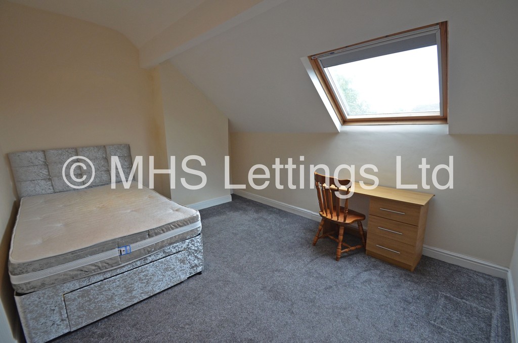 Photo of 3 Bedroom Mid Terraced House in 9 Beechwood Grove, Leeds, LS4 2LT