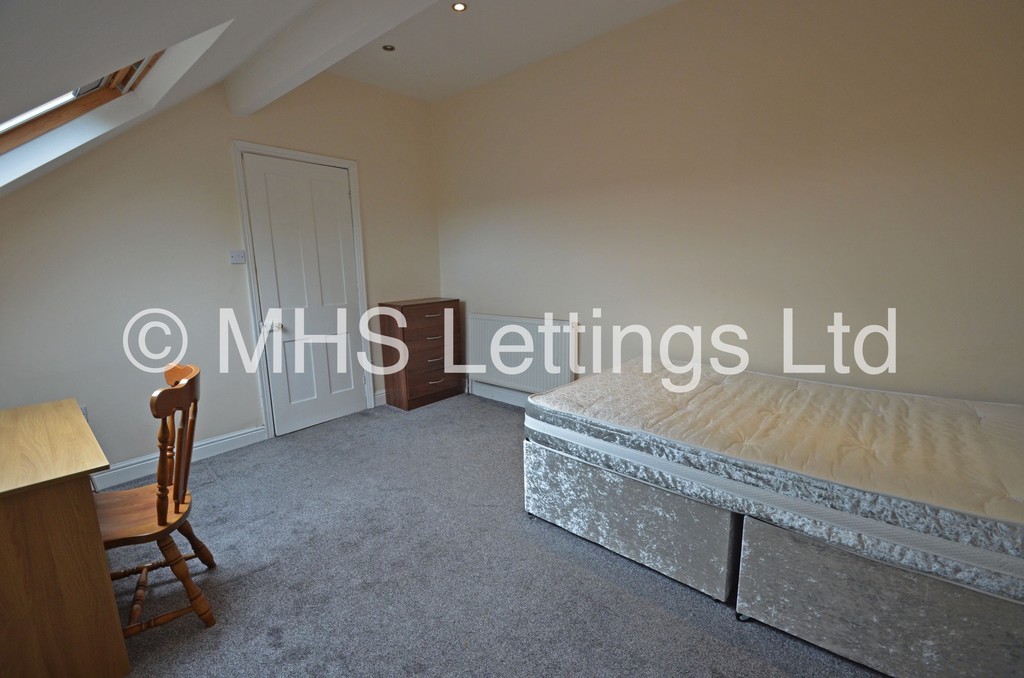Photo of 3 Bedroom Mid Terraced House in 9 Beechwood Grove, Leeds, LS4 2LT