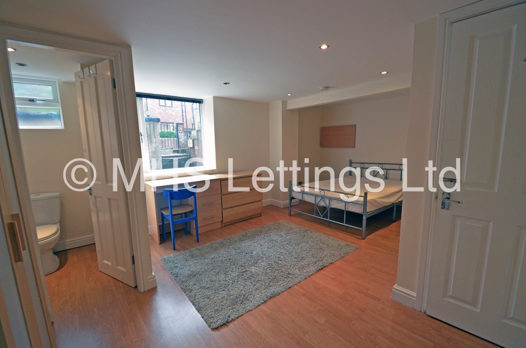 Photo of 3 Bedroom Mid Terraced House in 9 Beechwood Grove, Leeds, LS4 2LT