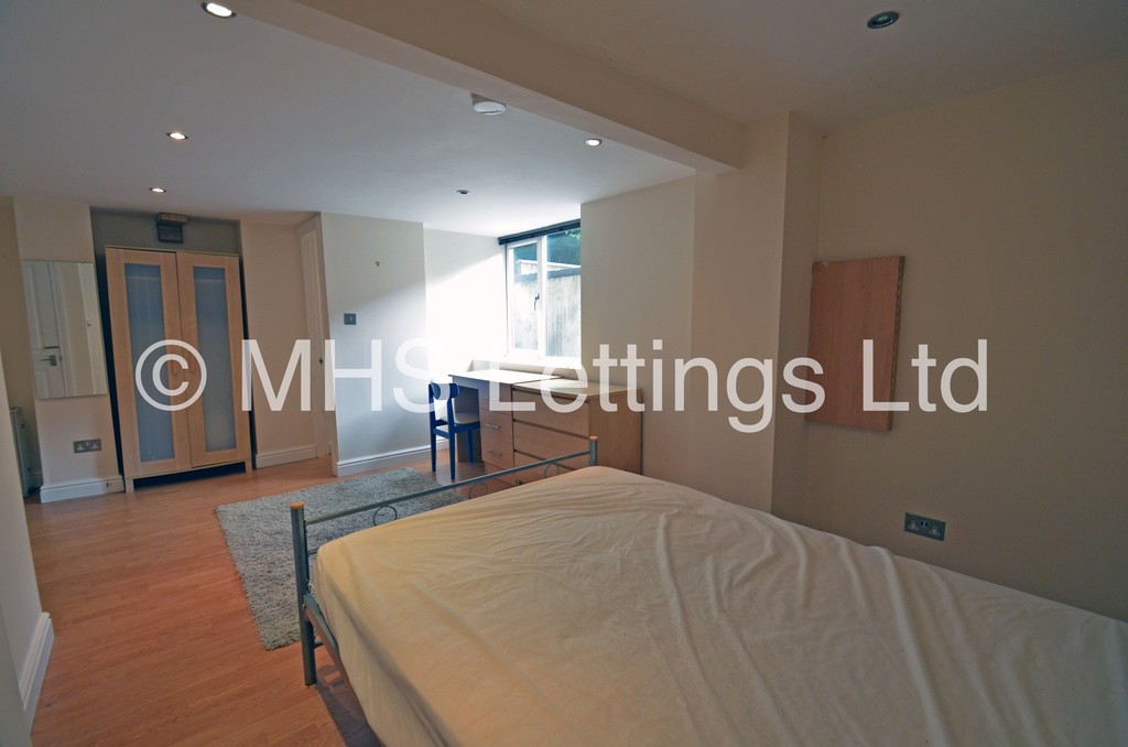 Photo of 3 Bedroom Mid Terraced House in 9 Beechwood Grove, Leeds, LS4 2LT