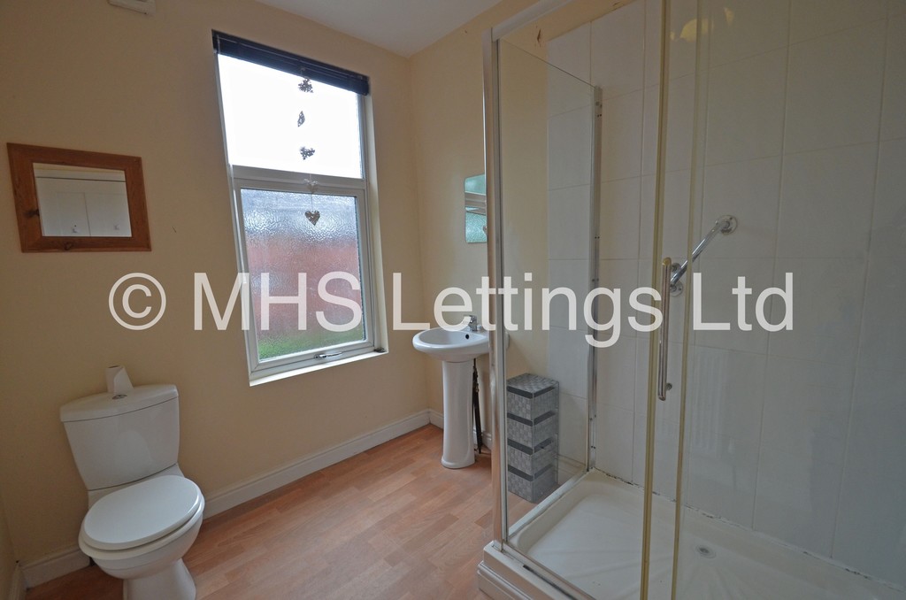 Photo of 3 Bedroom Mid Terraced House in 9 Beechwood Grove, Leeds, LS4 2LT