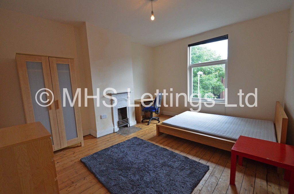 Photo of 3 Bedroom Mid Terraced House in 9 Beechwood Grove, Leeds, LS4 2LT