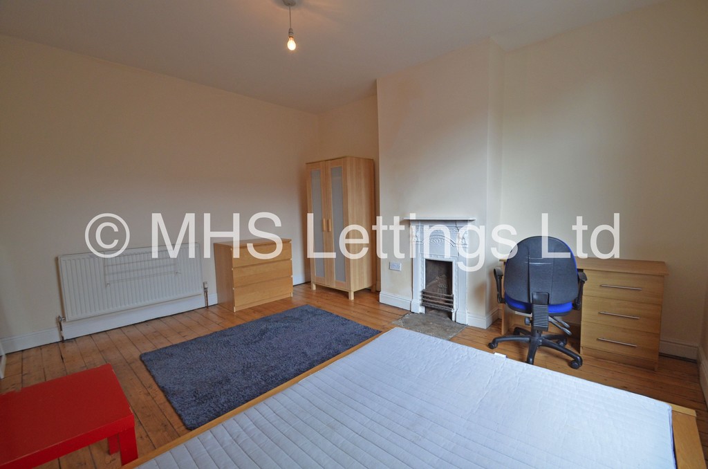 Photo of 3 Bedroom Mid Terraced House in 9 Beechwood Grove, Leeds, LS4 2LT